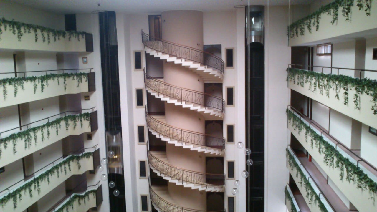 5. Etagge Innenbereich Blick auf Lift und Treppe Hotel Royal Garden Beach