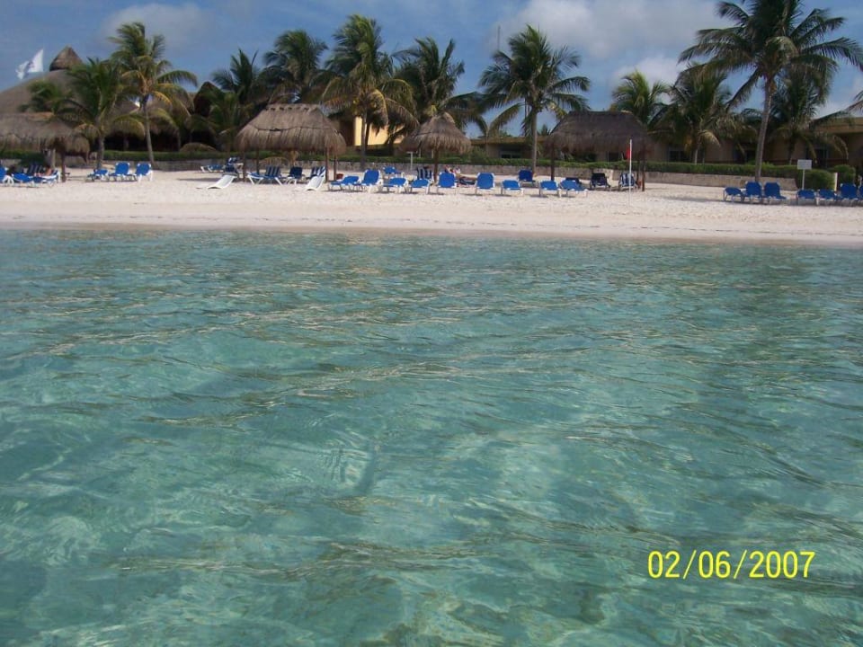 Blick vom Meer auf den Hotelstrand Akumal Bay Beach & Wellness Resort