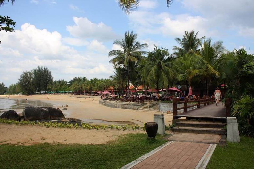 Blick auf Strand und Restaurant Khaolak Laguna Resort