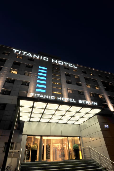 Frontansicht Abend TITANIC Comfort Berlin Mitte