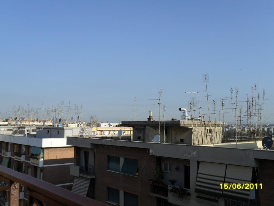 I tetti di roma con un selva di antenne Hotel Carlo Magno