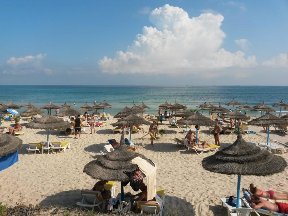 Feinsandiger Hotelstrand mit Sonnenschirmen und Li El Ksar Resort & Thalasso