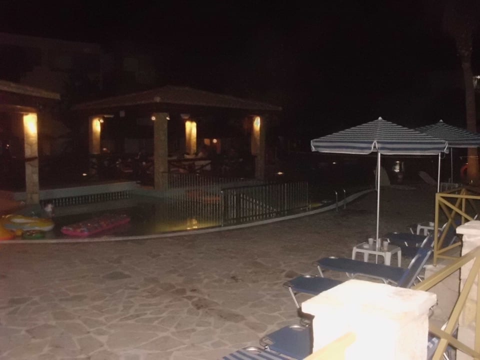 Basen wieczorem Hotel Zante Village
