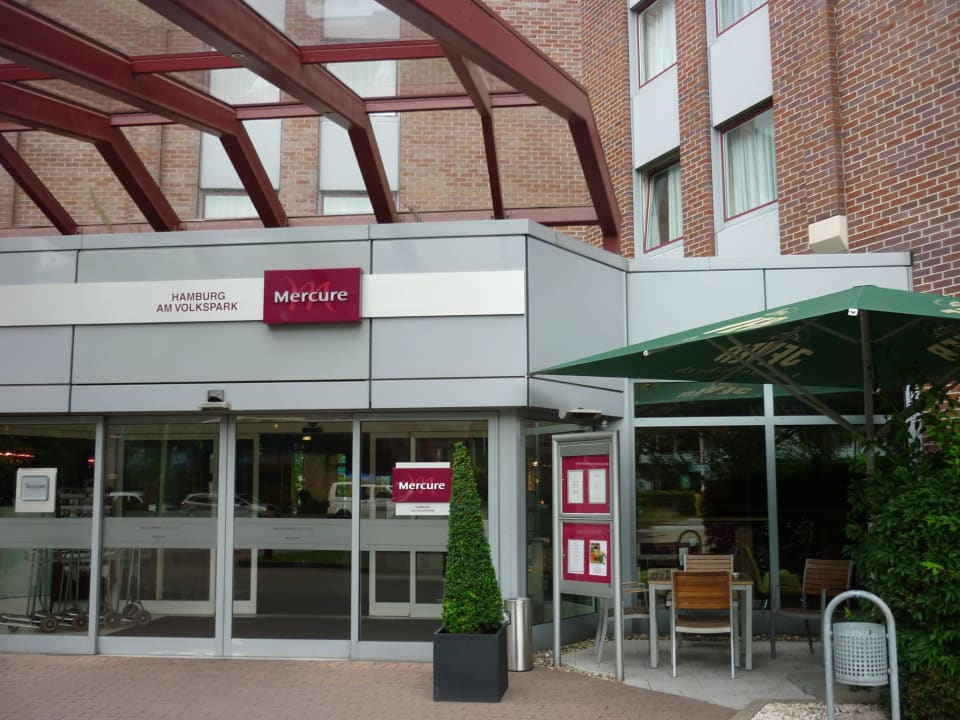 Hoteleingang mit Sitzmöglichkeit Mercure Hotel Hamburg am Volkspark