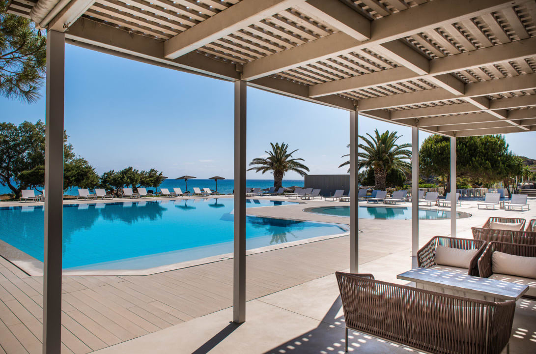 Pergola The Bay Hotel & Suites