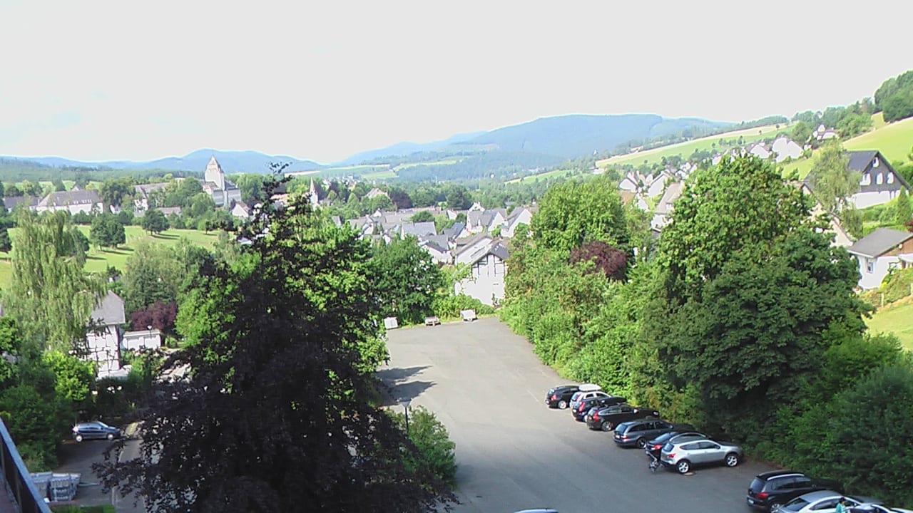 Blick von der Terrasse auf Grafschaft Sauerland Alpin Hotel
