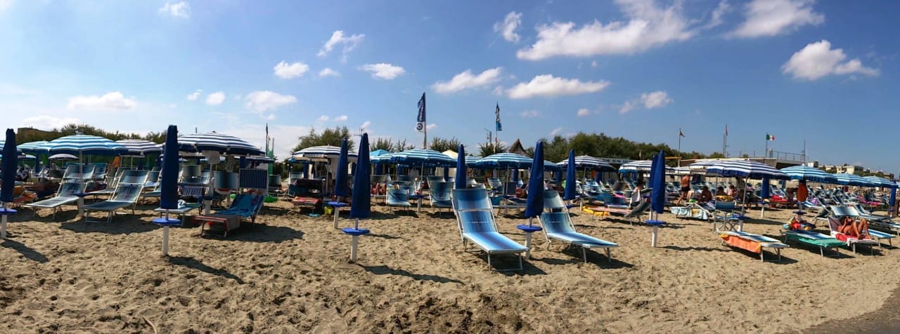 Blick vom Meer zum Strand Long Beach Village