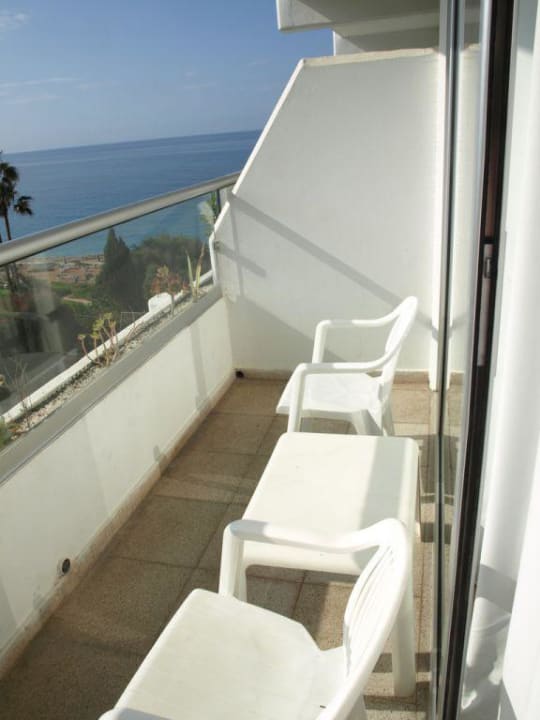 Seitlicher Meerblick von Balkon des Zimmers 318 Hotel Grecian Sands