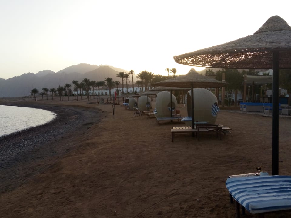 Ab 15.30 waren die Windschutzkugeln willkommen Retac Qunay Dahab Resort and Spa