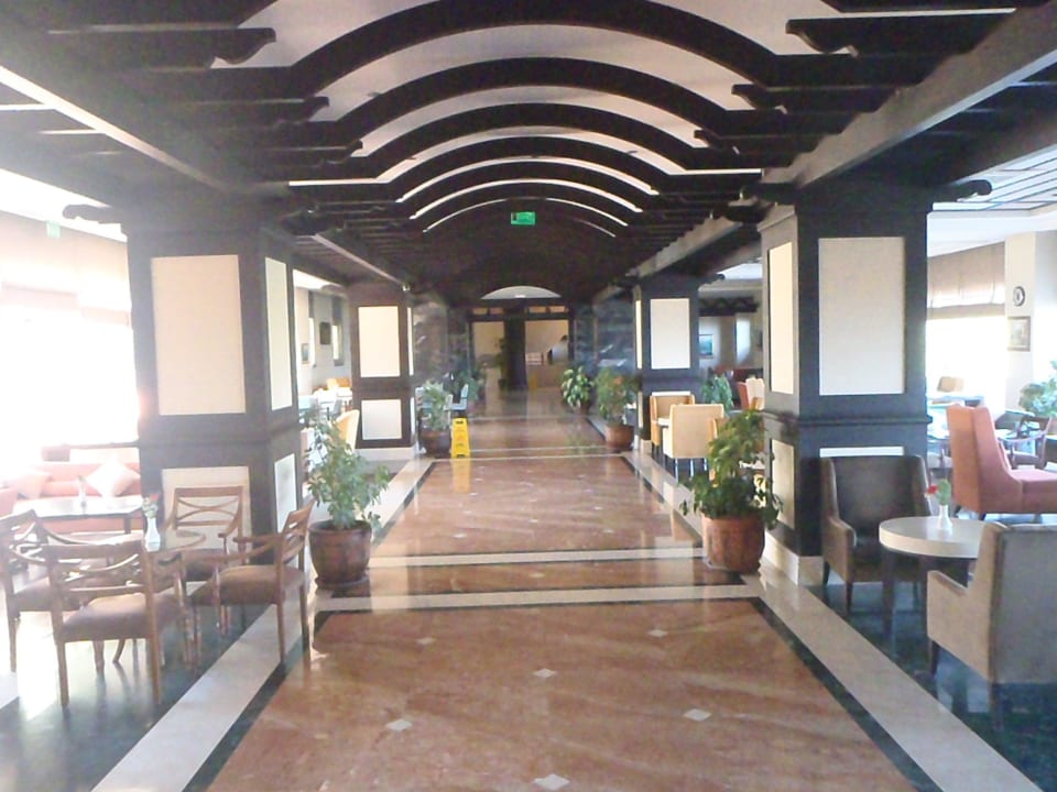 Weg zur Bar und Restaurant Melas Resort Hotel