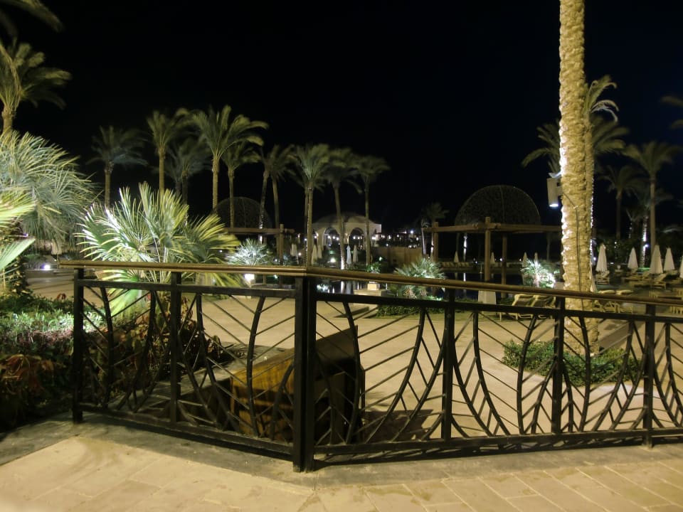 Von Olive-Restaurantterrasse zu Pool und Pooldeck Pickalbatros Palace Hotel-Port Ghalib