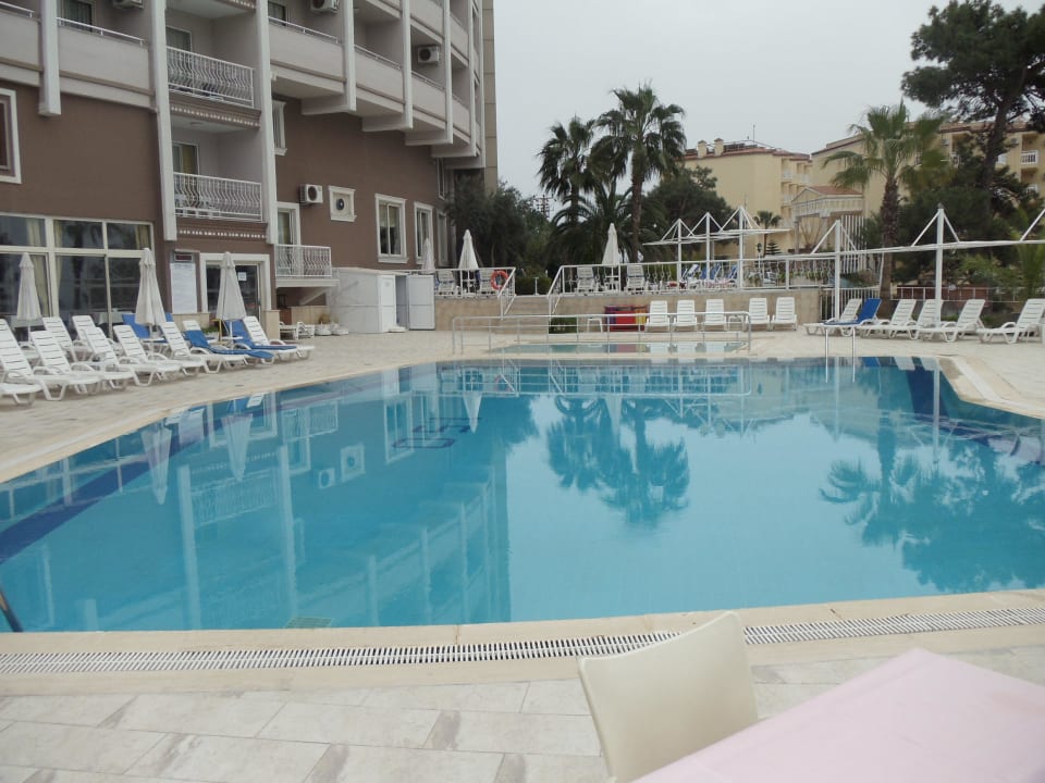 Hintere Seite des Hotels mit gr. Pool Side Alegria Hotel & Spa - Adults only +16