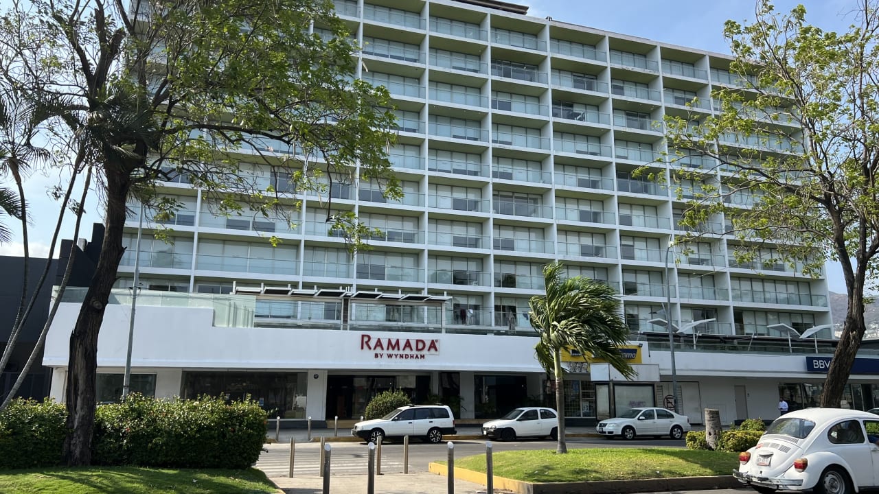 Außenansicht Ramada by Wyndham Acapulco Hotel & Suites