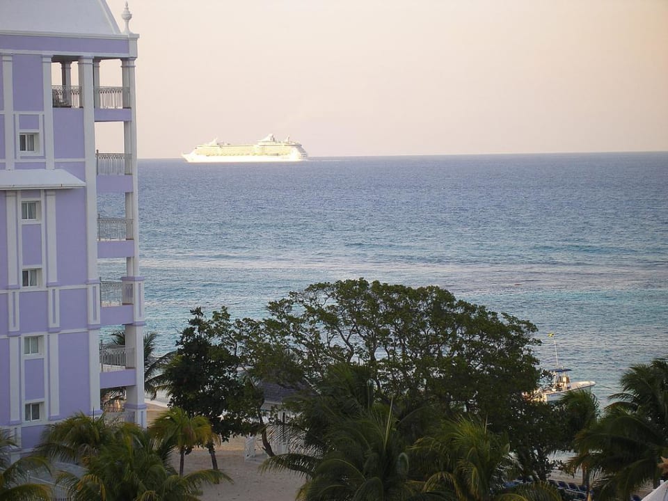 Kreuzfahrtschiff in der Ferne Hotel Riu Ocho Rios