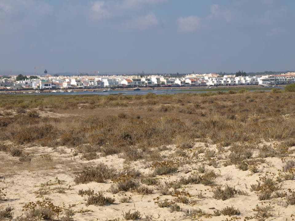 Przejście na plażę, w tle miejscowość Cabanas Golden Club Cabanas