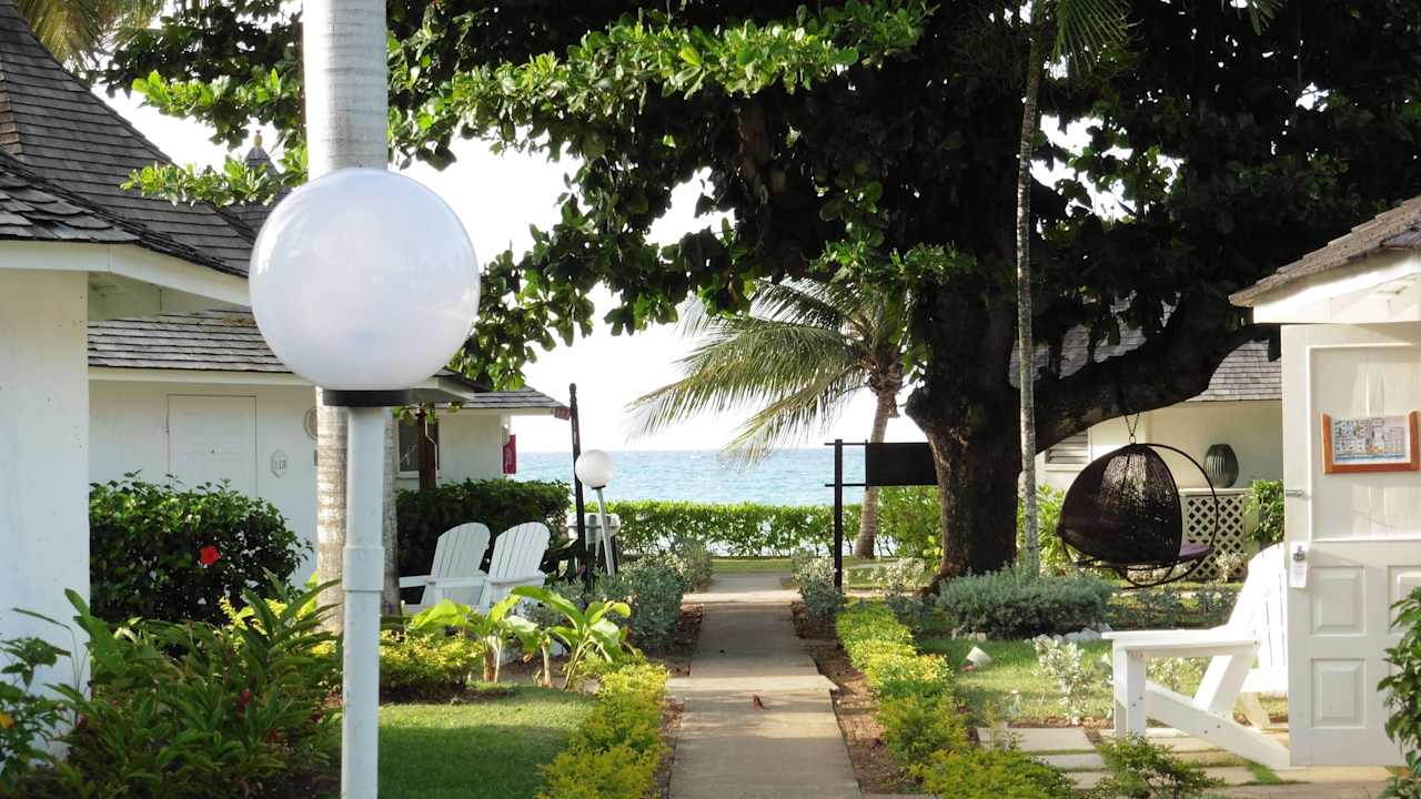 Garten-Bungalows - Weg zum Strand/Restaurant Grand Muthu Club Caribbean Runaway Bay