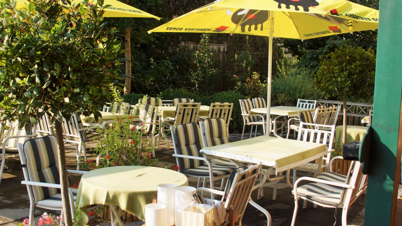 Sehr schöner und sonniger Gastgarten im Innenhof Landhotel Prielbauer