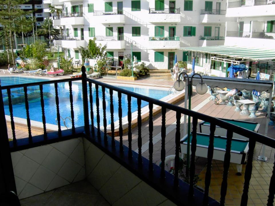 Ausblick auf Pool vom Zimmer 235 Apartamentos Las Faluas
