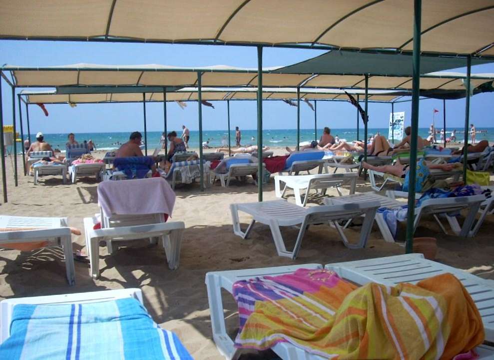 Ein Teil vom hoteleigenem Strandabschnitt Side Royal Paradise Hotel