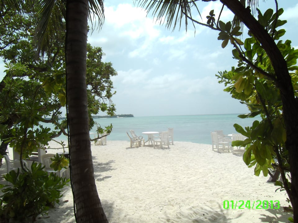 Blick aus dem Schatten in die Sonne Summer Island Maldives