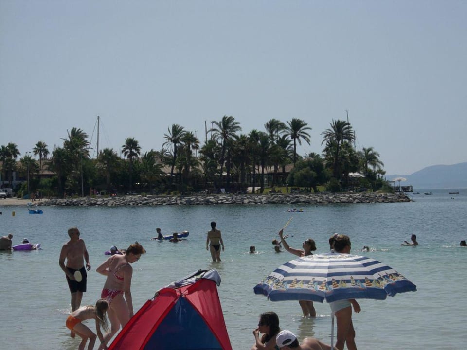 Blick vom Strand zum Meer mit Mole Alcudia Garden Aparthotel