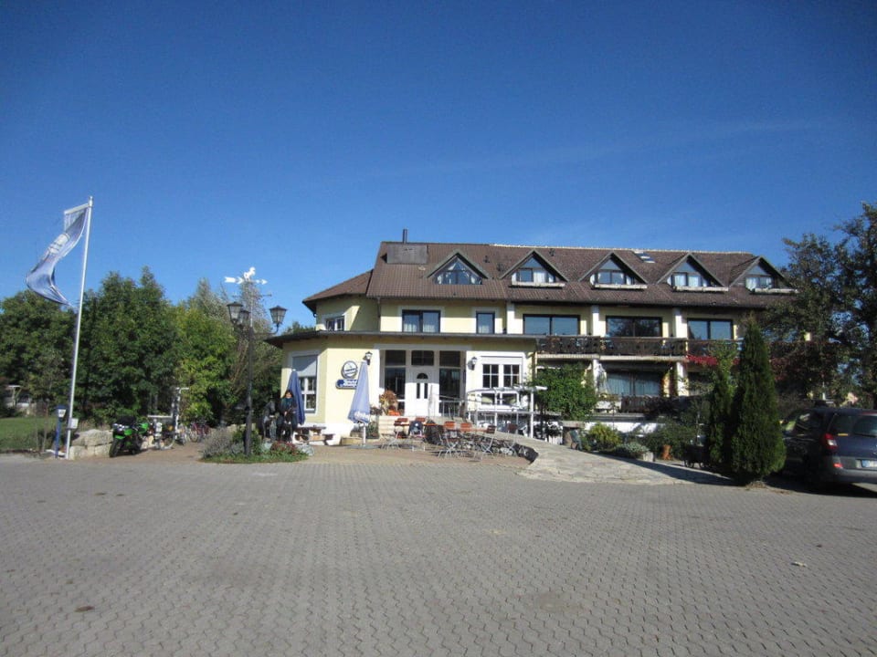 Blick auf das Hauptgebäude Hotel Reiterhof Altmühlsee