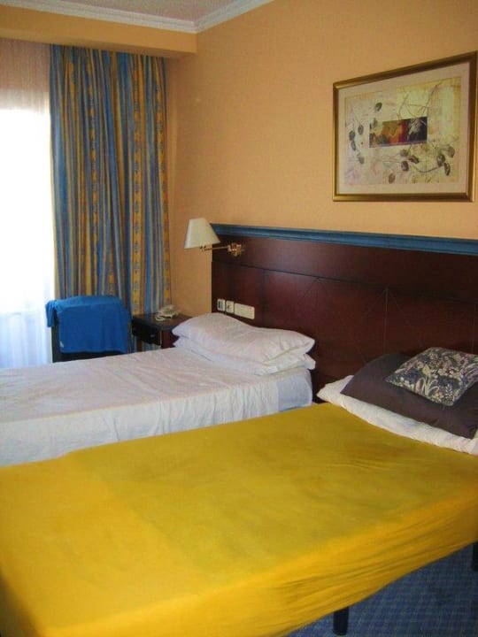 Die harten Betten mit Unterlage Iberostar Waves Málaga Playa