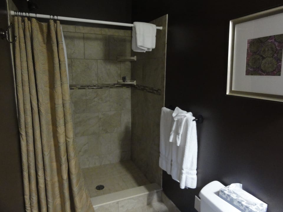 Sehr großes Bad mit riesiger Duschecke Hotel The Nonantum Resort