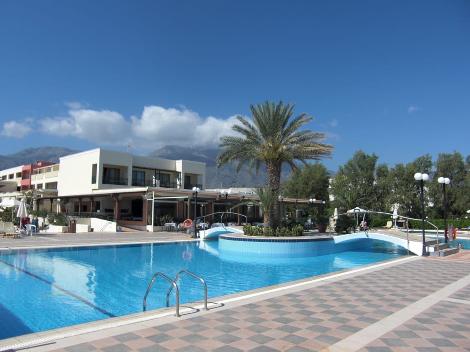 Der Pool mal nicht übervölkert... Hydramis Palace Beach Resort