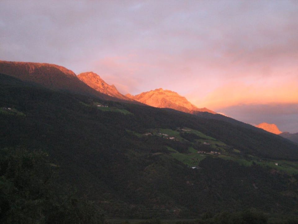 Sonnenaufgang vom Balkon Wanderhotel Vinschgerhof