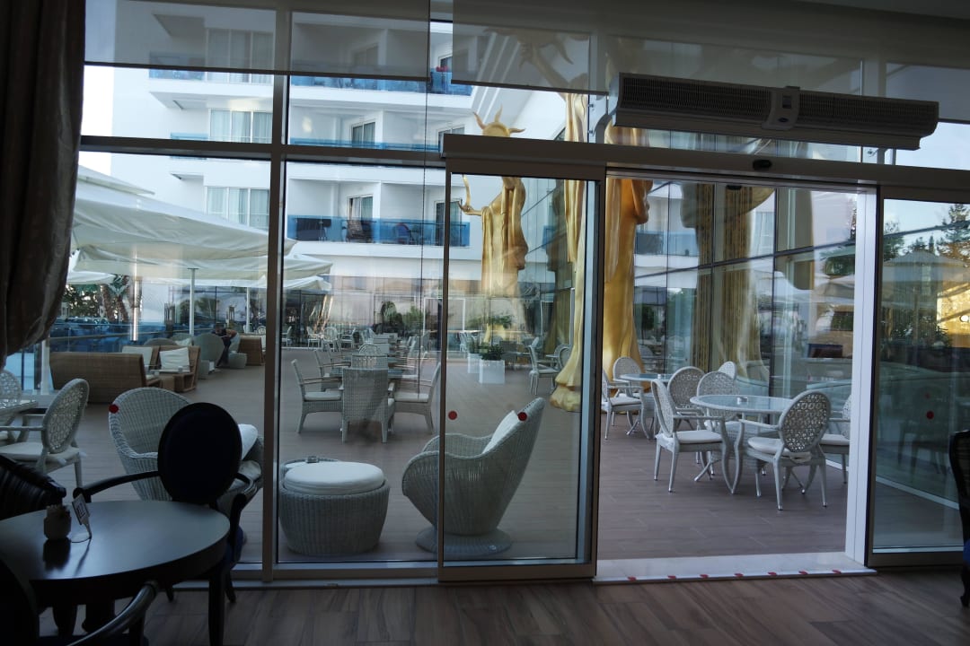 Sitzgelegenheiten im Außenbereich Azura Deluxe Resort & Spa Hotel