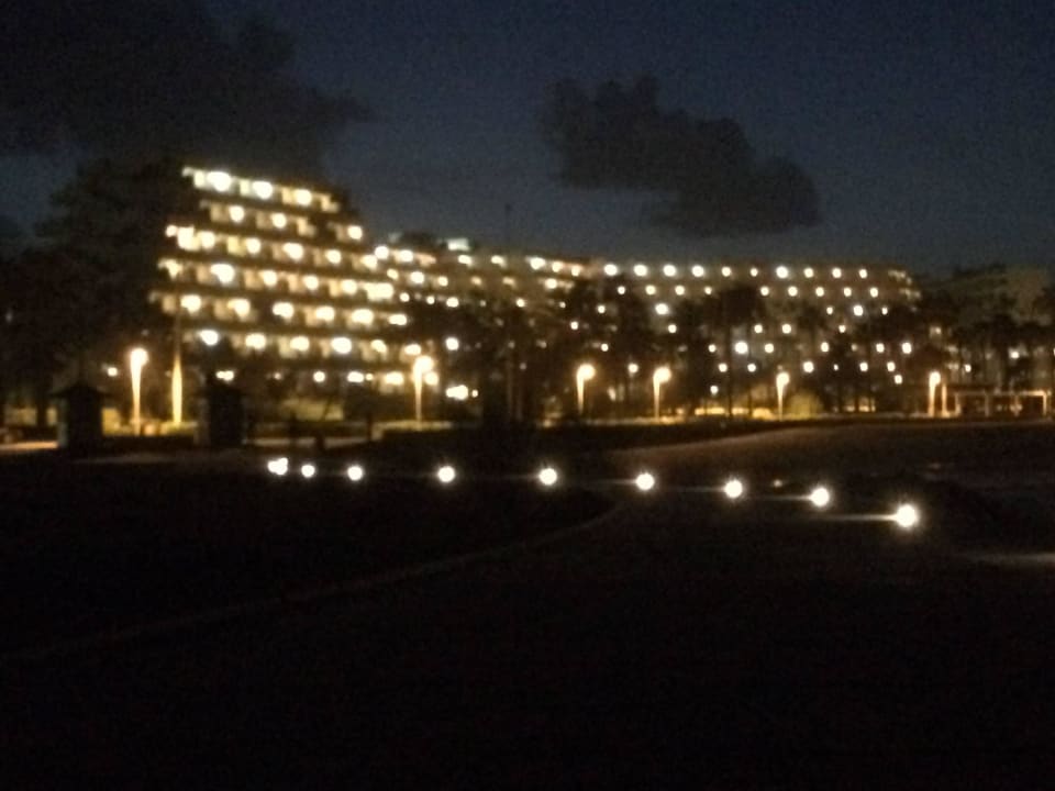 Hotel bei Nacht vom Meer gesehen Hipotels Mediterraneo