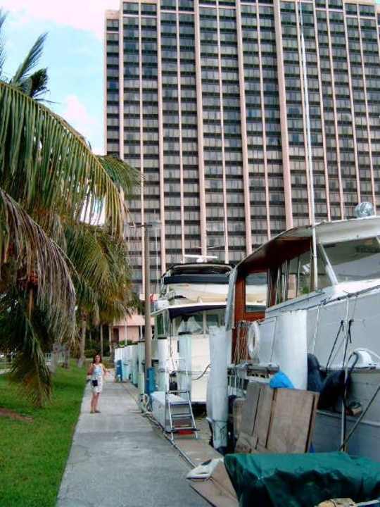 Vom Yachthafen Hotel Ramada Inn & Suites Riverfront