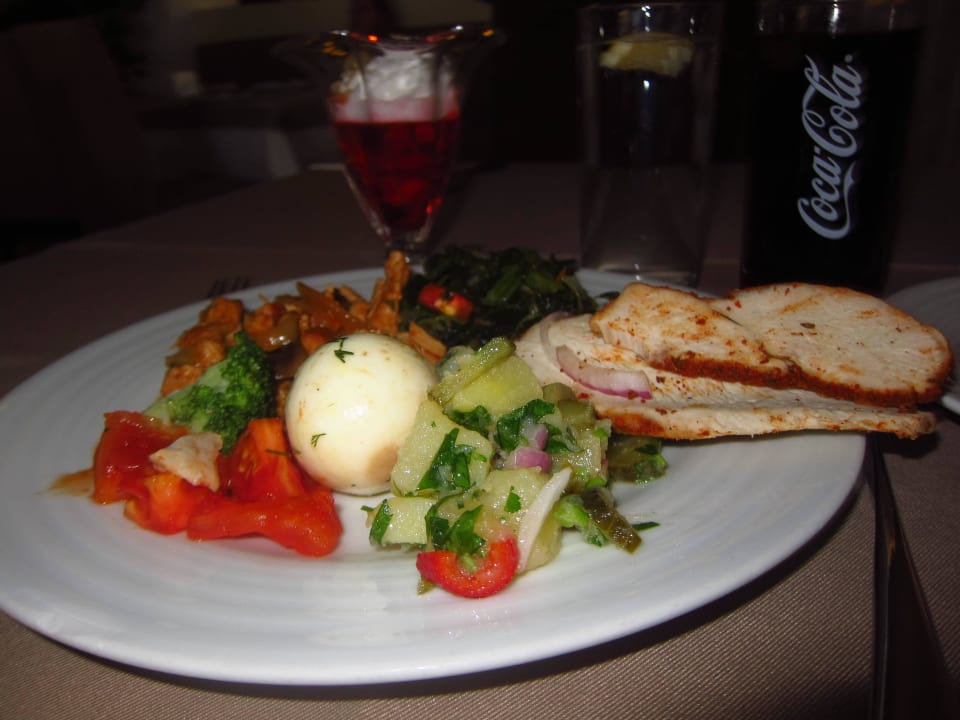 Eigene Kreation vom Buffet. Telatiye Resort