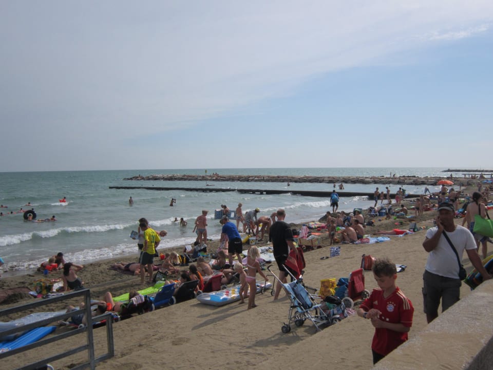 Strand man kann sehr weit ins Meer laufen Centro Vacanze Pra' delle Torri