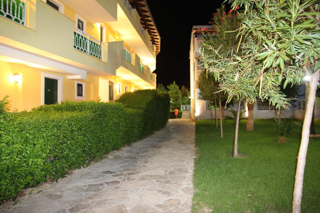 Pomiedzy budynkami Caretta Beach Resort & WaterPark