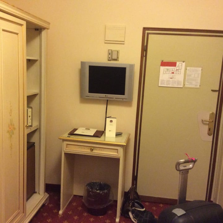 Телевизор, гардероб с сейфом и баром Albergo Cavalletto & Doge Orseolo