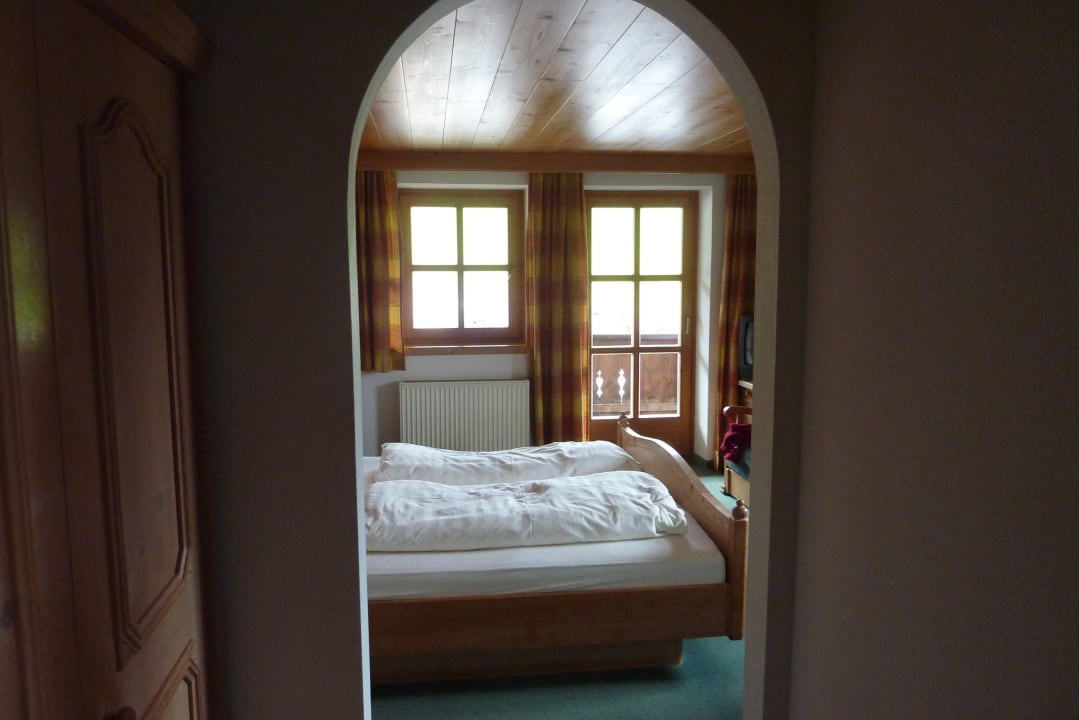 Zimmer mit Tür zum Balkon Hotel Chalets Grosslehen