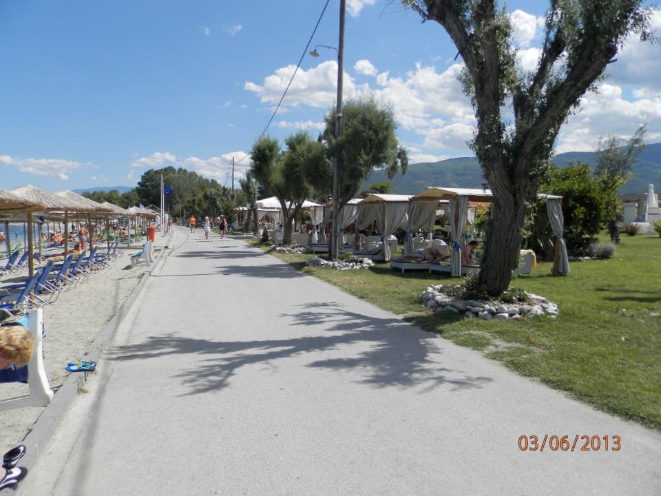 Straße zwischen Strand und Bar alltoura Club Hotel Poseidon Palace