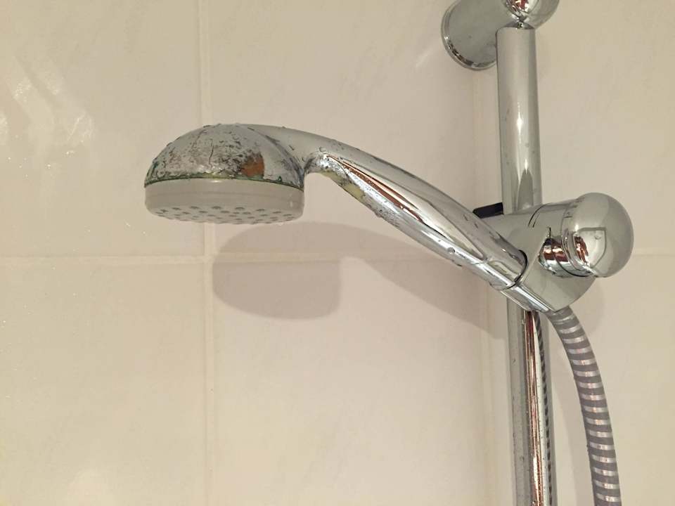 Abgenutzte Dusche, Chrom ist ab Hotel Die kleine Sonne