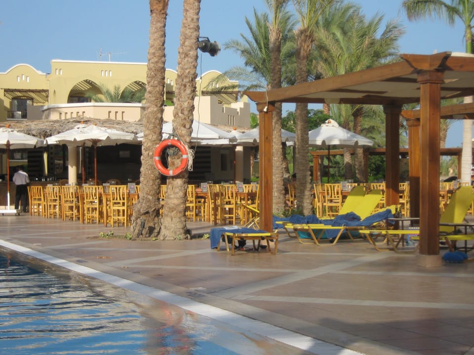Liegen und Poolbar Hotel JAZ Makadi Star & Spa