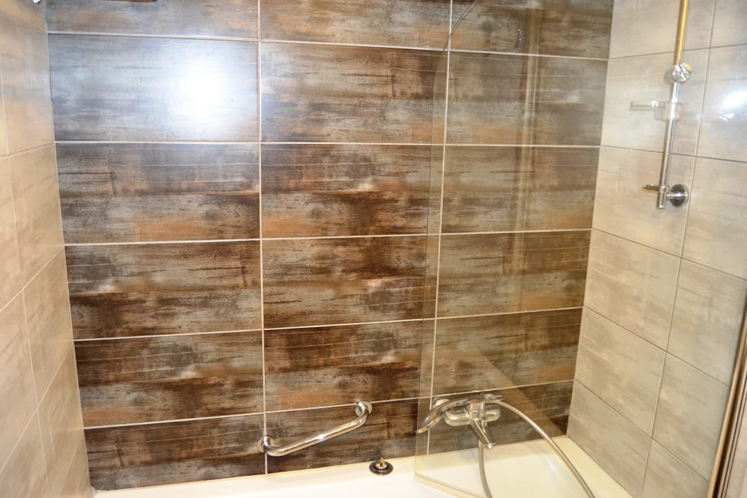 Wanne und Dusche alles nagelneu;-) CORFU PELAGOS HOTEL