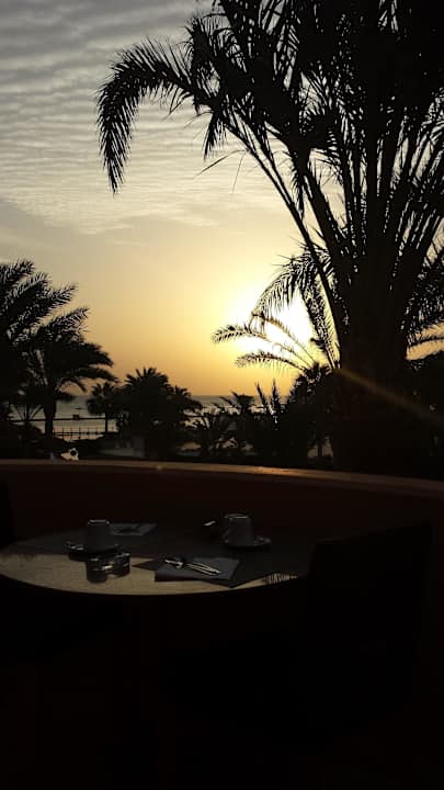 Sonnenaufgang beim Frühstück  Mövenpick Resort & Spa El Gouna