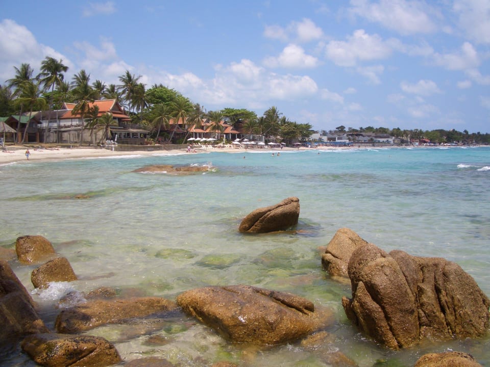 Viele Felsen direkt am Hotelstrand Bhundhari Chaweng Beach Resort
