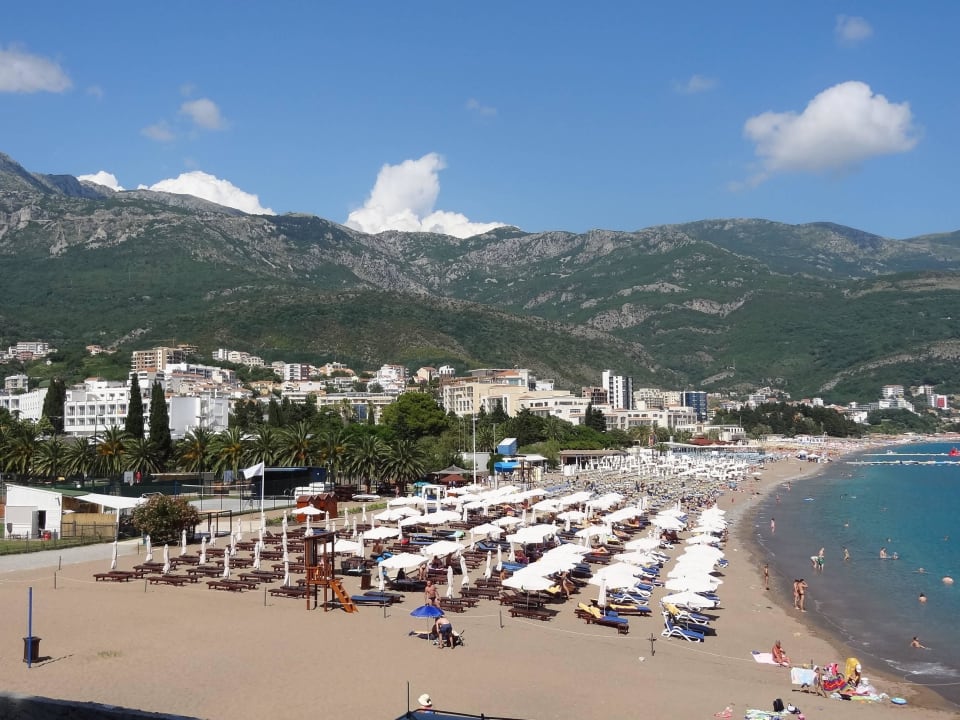 Blick über die Badebucht von Becici Montenegro Beach Resort
