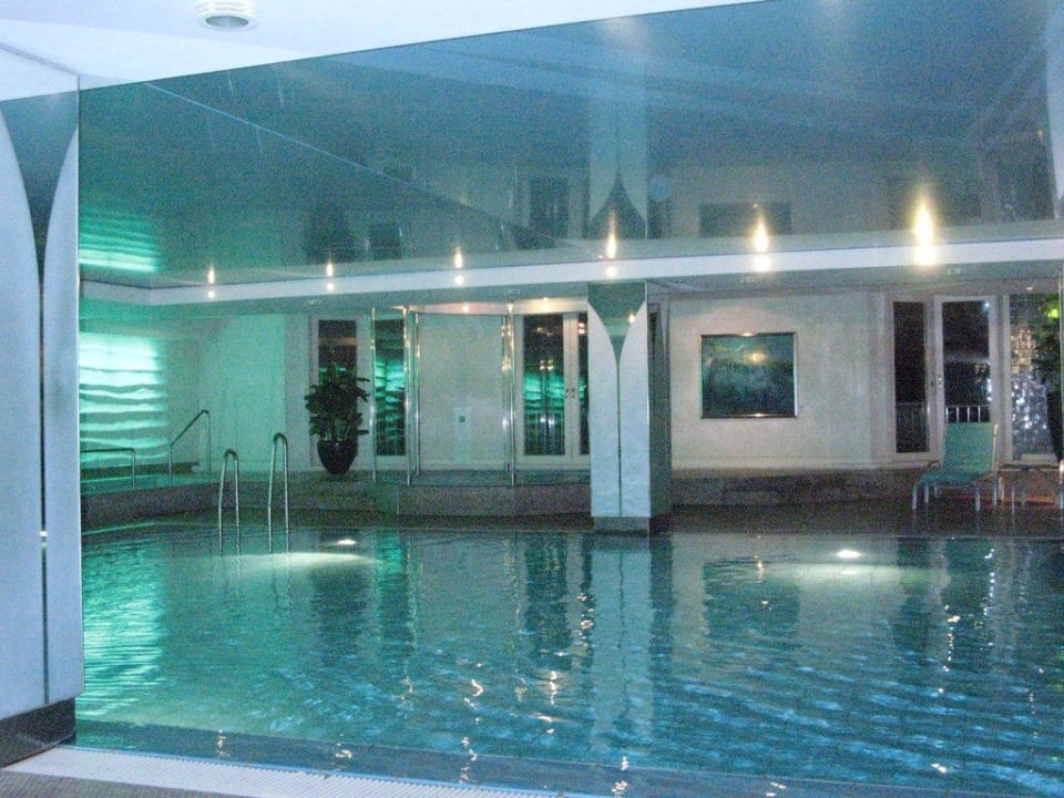 Pool mit dezenter Beleuchtung Grand Elysée Hamburg