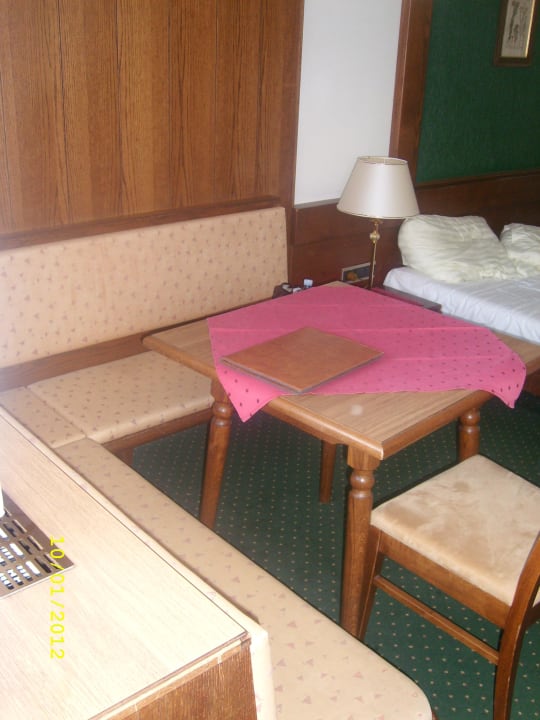 Eckbank im Zimmer Hotel Alphof Alpbach