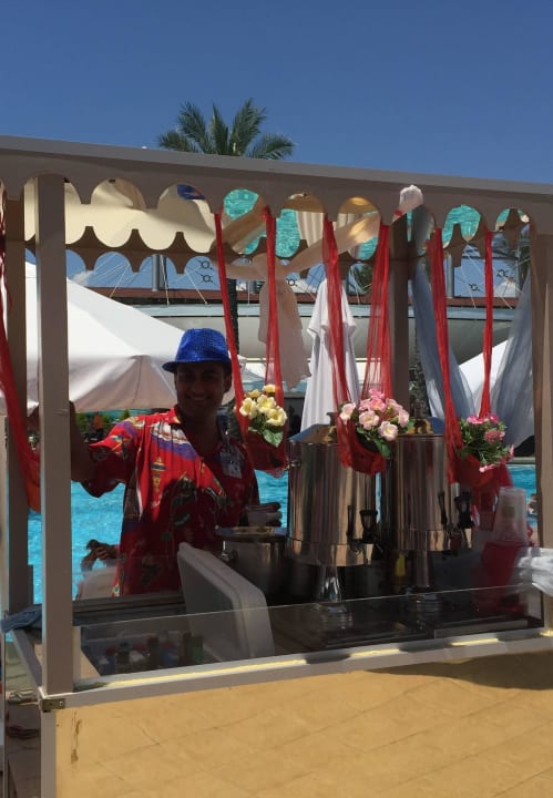 Freundliche Bedienung am Pool Hotel Delphin Diva