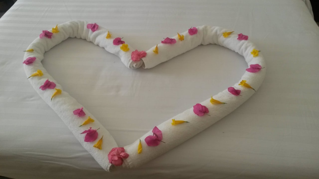 Jeden Tag ein anderes Motiv am Bett Three Corners Equinox Beach Resort