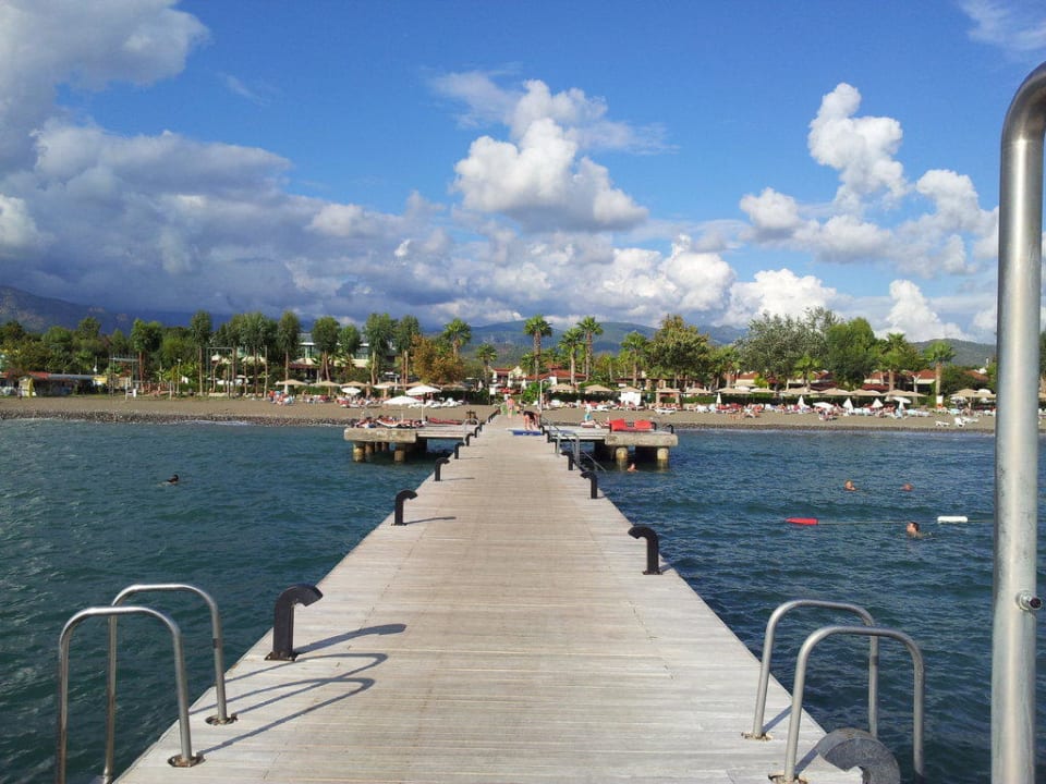 Blick vom Steg auf Strand und Hotelanlage Club Tuana Fethiye